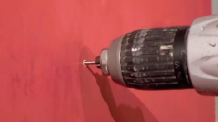 Сделайте отверстия в полотне