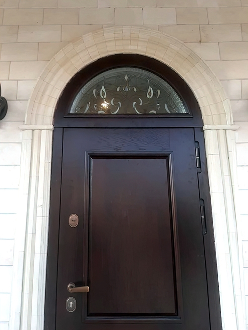 Арочное окно с витражом