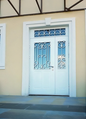 Белая дверь с коваными решетками