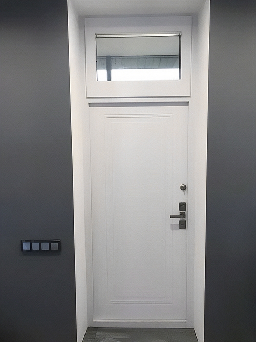 Белая дверь с остеклением сверху