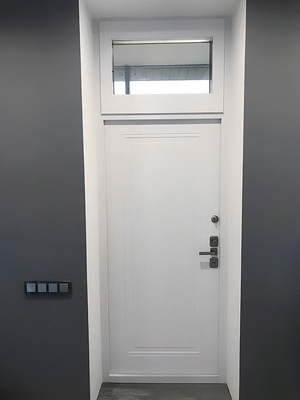 Белая дверь с остеклением сверху