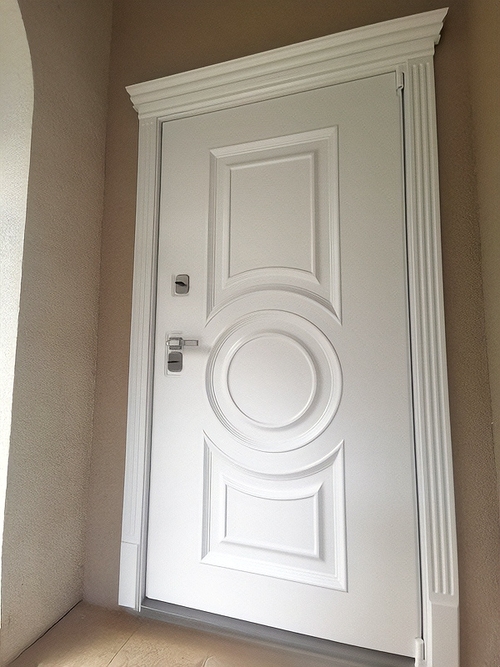 Белая термодверь с карнизом и багетом