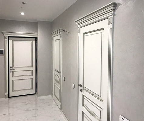 Белые двери / светло-серые стены в прихожей