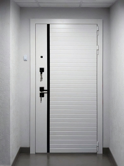 Дверь белого цвета с зеркалом