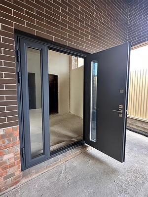 Дверь с боковым остеклением