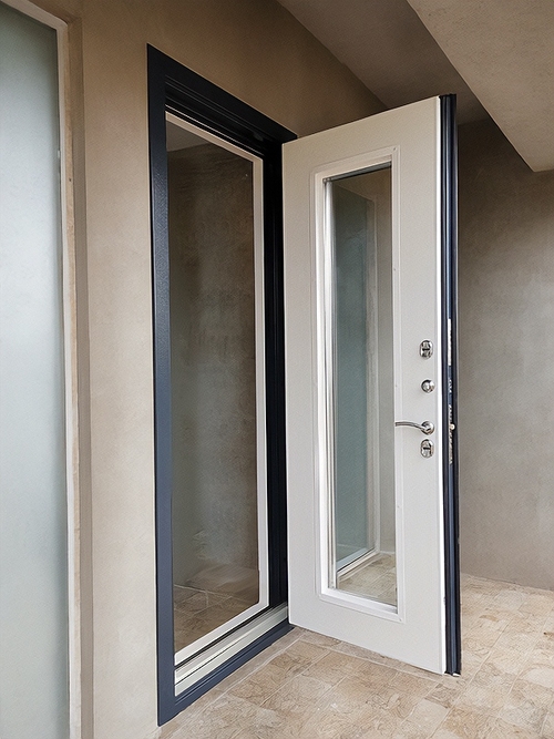 Дверь с большим стеклом