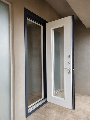 Дверь с большим стеклом Дверь с большим стеклом