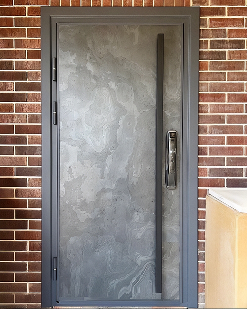 Дверь с бугельной ручкой и электронным замком