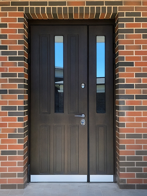 Дверь с двумя узкими стеклами