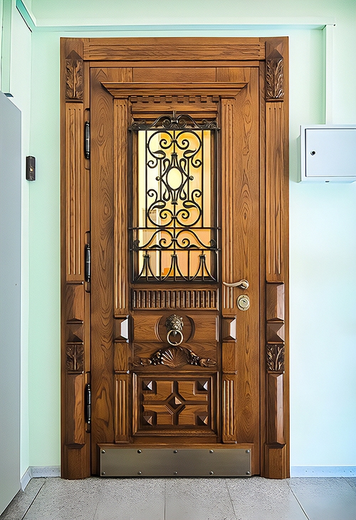 Дверь с кнокером и отбойником