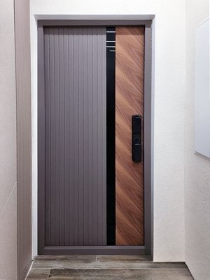 Дверь с комбинированным дизайном панелей МДФ Дверь с комбинированным дизайном панелей МДФ