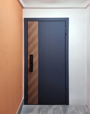 Дверь с комбинированным дизайном панелей МДФ Дверь с комбинированным дизайном панелей МДФ