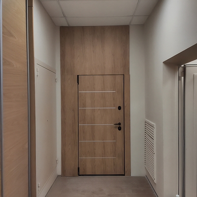 Нестандартная дверь с МДФ «орех» для квартиры