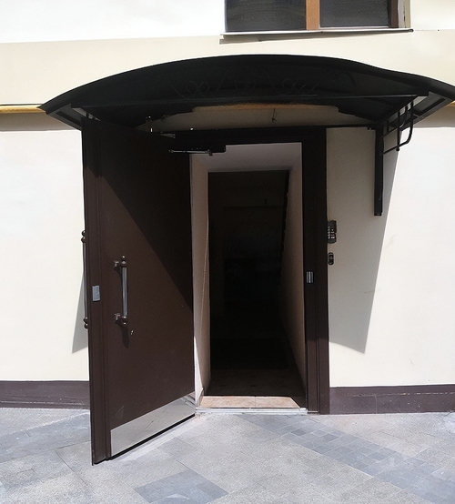 Дверь с отбойником