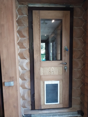 Дверь с отверстием для животных