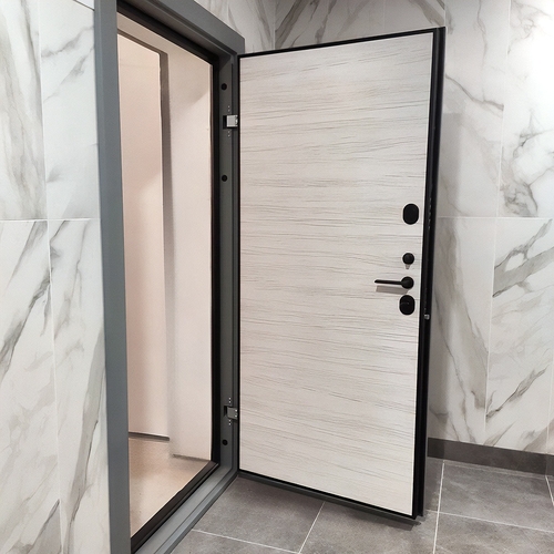 Дверь с панелью «под камень»