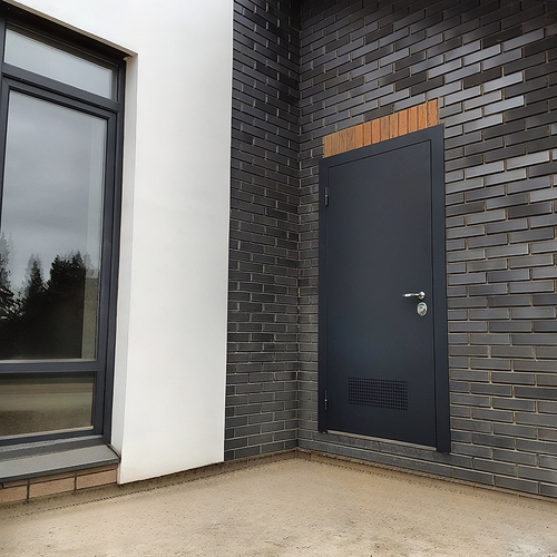 Дверь с пробивной решеткой в котельную