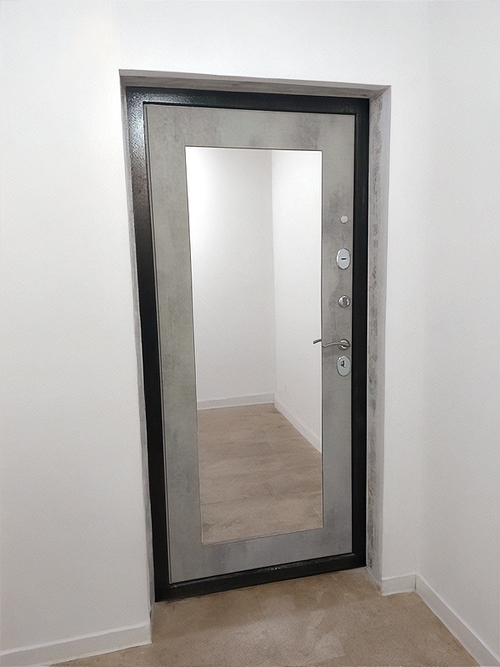 Дверь с зеркалом