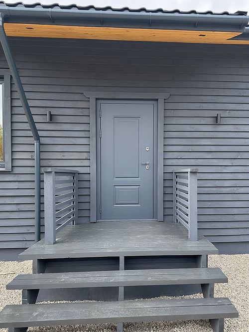 Дверь серого цвета