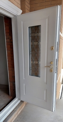 Дверь со стеклом и решеткой