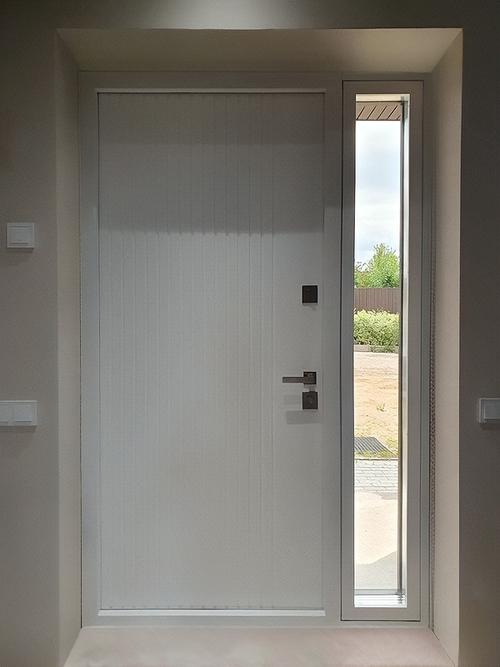 Дверь со стеклом сбоку