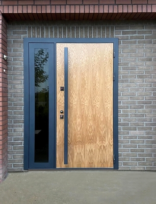 Дверь со стеклом сбоку