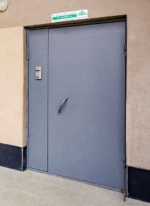 Сколько стоит железная дверь в подъезд?