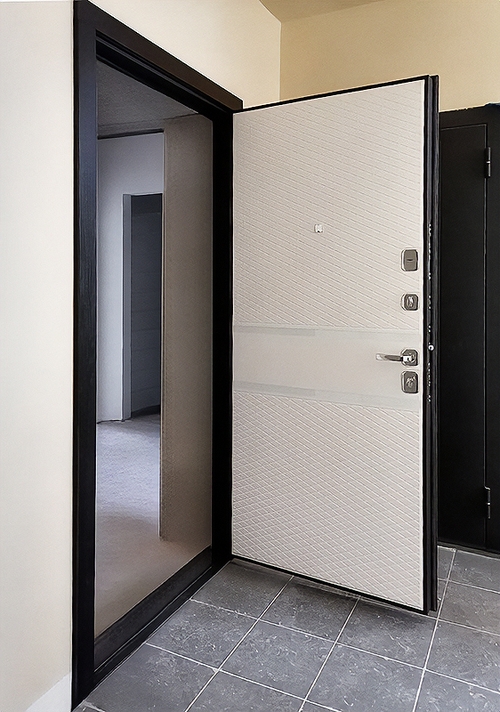 Дверь в жилом комплексе