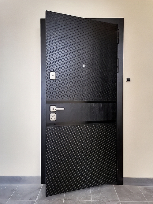 Дверь в жилом комплексе