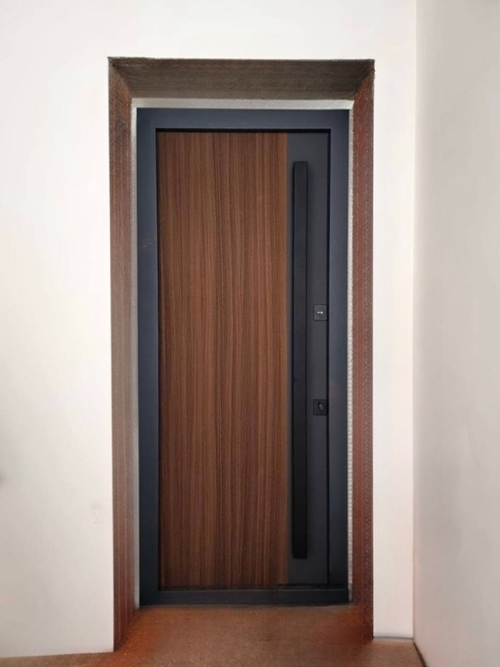 Двухцветная дверь с длинной ручкой