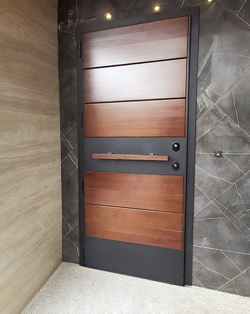 Двухцветная входная дверь