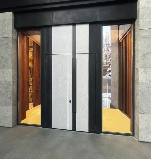 Двустворчатая дверь с бугельными ручками