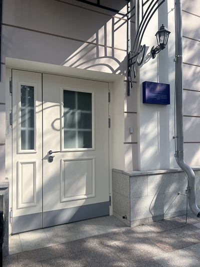 Установка входных дверей для офиса учреждения капитального строительства г. Москвы