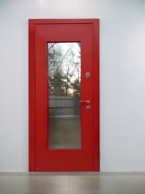 Красная дверь с остеклением