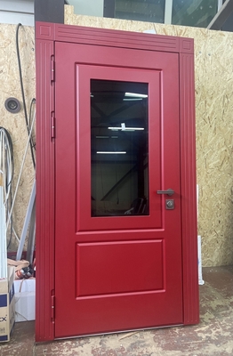 Красная дверь со стеклом