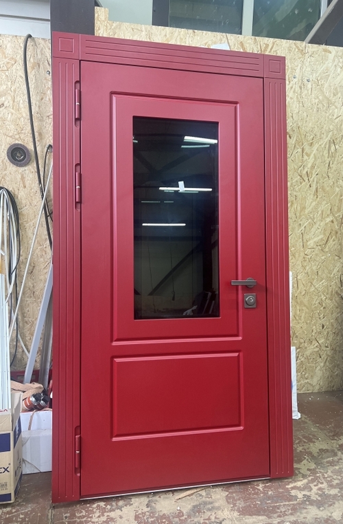 Красная дверь со стеклом