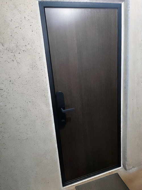 Квартирная дверь с умным замком