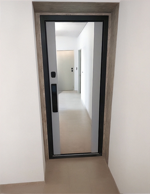 Квартирная дверь с зеркалом и умным замком