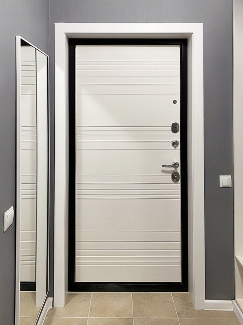 Металлическая дверь с белой плитой