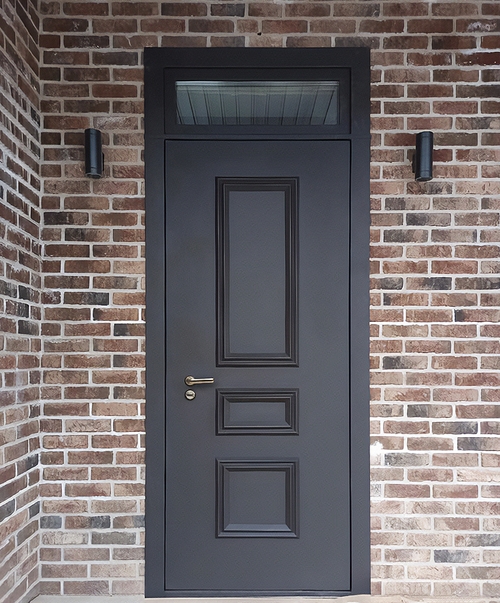 Металлобагетная дверь с фрамугой