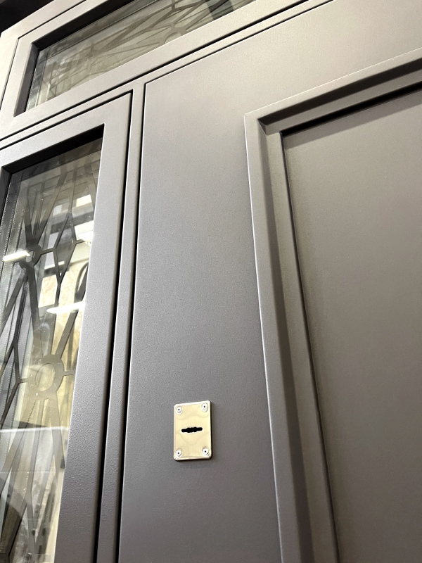 Остекленные вставки сверху и сбоку Остекленные вставки сверху и сбоку