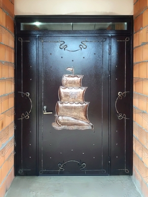 Парадная дверь с чеканным рисунком