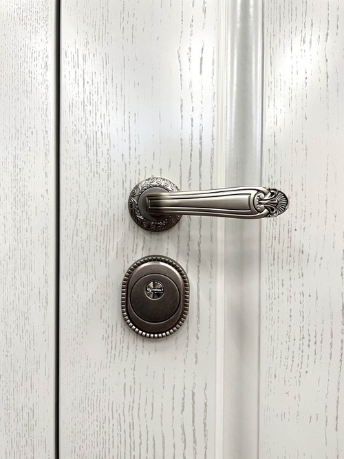 Ручка и замок с броненакладкой Ручка и замок с броненакладкой