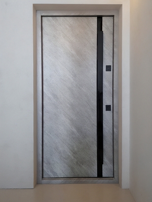 Серая дверь МДФ ПВХ с черной ручкой