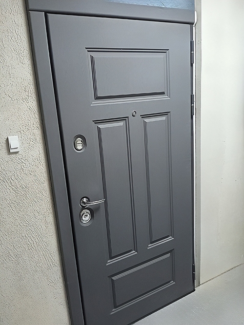 Серая квартирная дверь Серая квартирная дверь