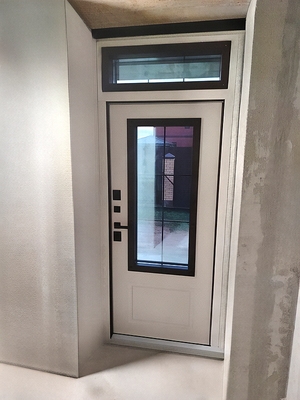 Стальная дверь с остеклением Стальная дверь с остеклением