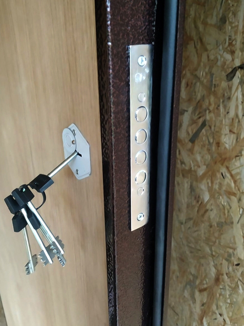 Сувальдный замок (кп «Раздоры», Рублево-Успенское шоссе) Сувальдный замок (кп «Раздоры», Рублево-Успенское шоссе)