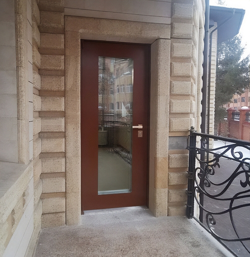 Светопрозрачная коричневая дверь