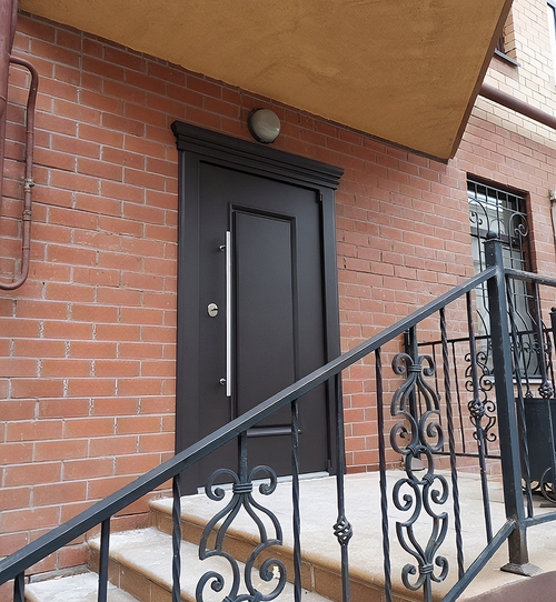 Термодверь с карнизом и длинной ручкой