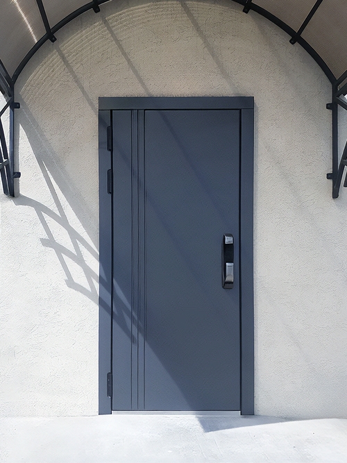 Уличная дверь с электронным замком